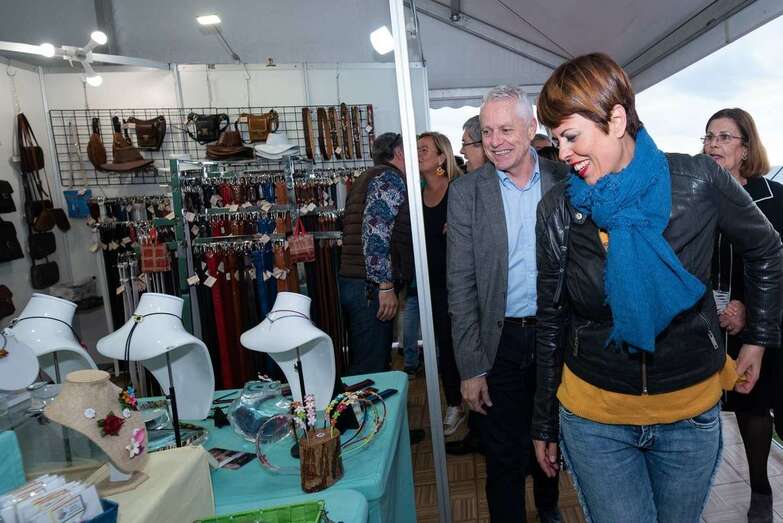 La consejera insular de Artesanía, la teldense Minerva Alonso, observa un puesto de la feria (Foto TA)   